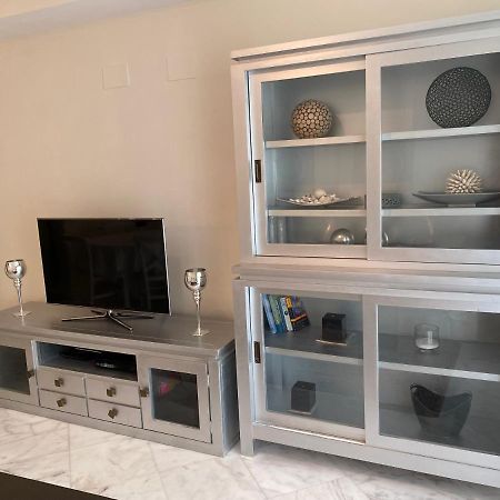 Elegant 2-Bedroom Apartment In Benidorm With Private Pool And Scenic Garden Views กาลา เด ฟีเนสตรัต ภายนอก รูปภาพ