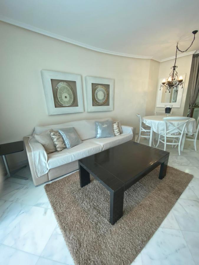 Elegant 2-Bedroom Apartment In Benidorm With Private Pool And Scenic Garden Views กาลา เด ฟีเนสตรัต ภายนอก รูปภาพ