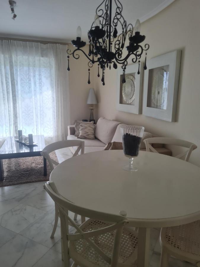 Elegant 2-Bedroom Apartment In Benidorm With Private Pool And Scenic Garden Views กาลา เด ฟีเนสตรัต ภายนอก รูปภาพ