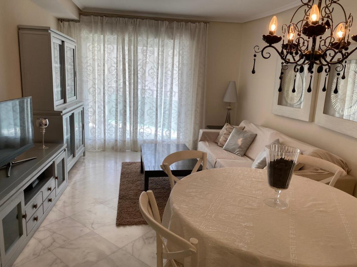 Elegant 2-Bedroom Apartment In Benidorm With Private Pool And Scenic Garden Views กาลา เด ฟีเนสตรัต ภายนอก รูปภาพ