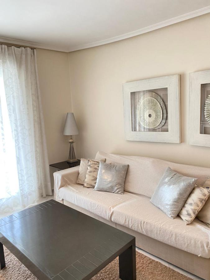 Elegant 2-Bedroom Apartment In Benidorm With Private Pool And Scenic Garden Views กาลา เด ฟีเนสตรัต ภายนอก รูปภาพ