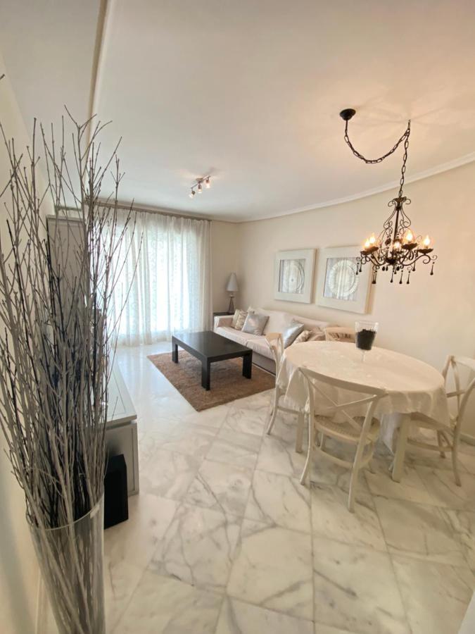 Elegant 2-Bedroom Apartment In Benidorm With Private Pool And Scenic Garden Views กาลา เด ฟีเนสตรัต ภายนอก รูปภาพ