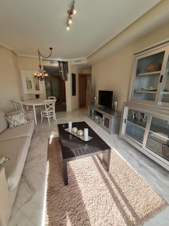 Elegant 2-Bedroom Apartment In Benidorm With Private Pool And Scenic Garden Views กาลา เด ฟีเนสตรัต ภายนอก รูปภาพ